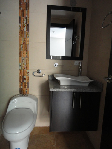 Imagen 5 de 13 de Av. Orellana. Arriendo Departamento De Un Dormitorio Con Parqueadero. Cerca Parque La Carolina.