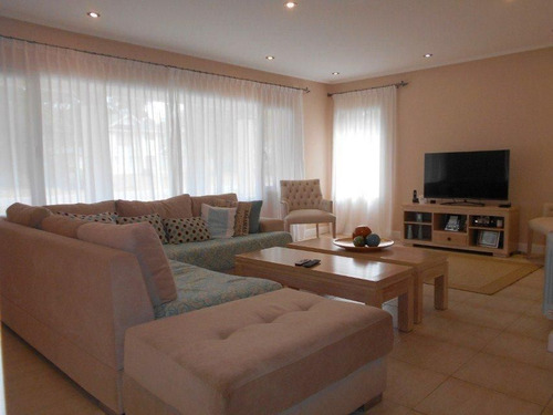Chalet Moderno, En Dos Plantas, De 4 Dormitorios, Doble Gara