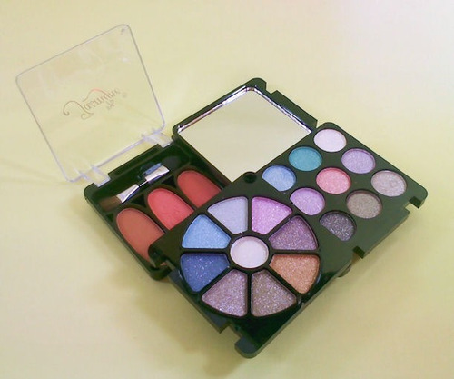 Imagem 1 de 3 de Maquiagem Jasmyne V616-2 Com 18 Sombras + 3 Blush Novo