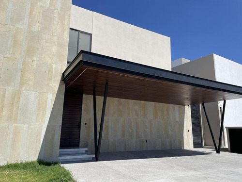 Casa Nueva En Venta En Lomas Del Campanario Norte, 4 Recámaras, Una En Planta Baja