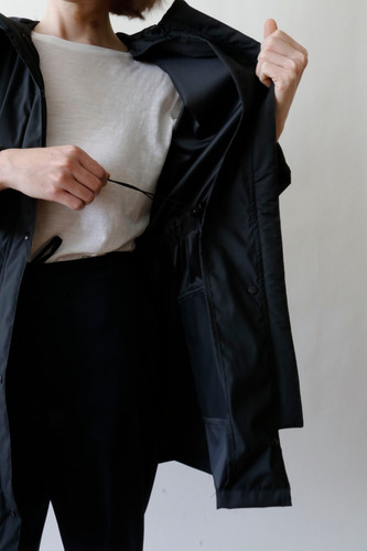 Chamarra Negra De Mujer Con Cubrebocas Y Backpack