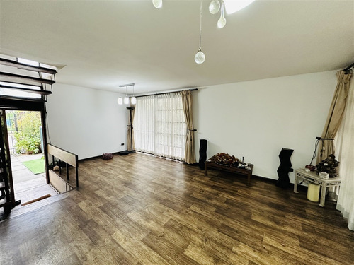 Casa En Venta De 5 Dorm. En Ñuñoa