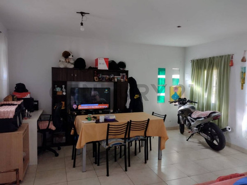 Venta - Casa De 2 Dormitorios - Barrio Parque Casado