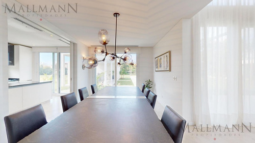 Venta Casa 4 Dormitorios En La Berlina Diseño Moderno Y Funcional