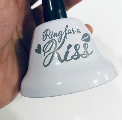 Imagen 1 de 2 de Campana En Madera Y Metal Ring For A Kiss Anunciador 13 Cm