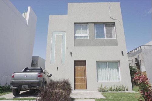 Casa En Venta - 3 Dormitorios 2 Baños - Cochera - 262mts2 - Roble Del Bell, La Plata