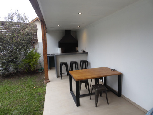 Hermosa Casa En Montes Izarra / Avda. Los Molinos