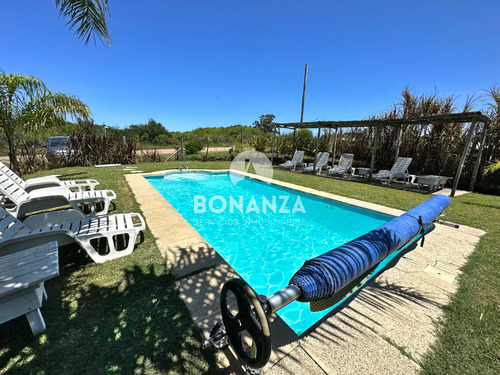 Complejo En Venta En Punta Negra, Con Piscina Y Cerca De La Playa. 8 Apartamentos.