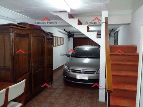 Casa En Venta 2 Dormitorios, Amplios Ambientes, Jardín Cerrado