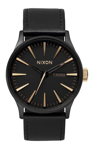 Reloj pulsera Nixon The sentry de cuerpo color negro, analógico, para hombre, fondo negro, con correa de cuero color negro, agujas color negro y dorado, dial dorado, minutero/segundero dorado, bisel color negro y hebilla simple