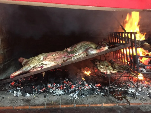Casa En Alquiler En Piriapolis Con Parque Arbolado, Barbacoa Con Heladera Y Comedor Para 10 Personas