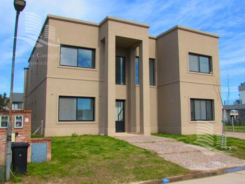 Venta- Casa De 6 Ambientes- Galería, Jardín En Laguna Grande, Villa Nueva