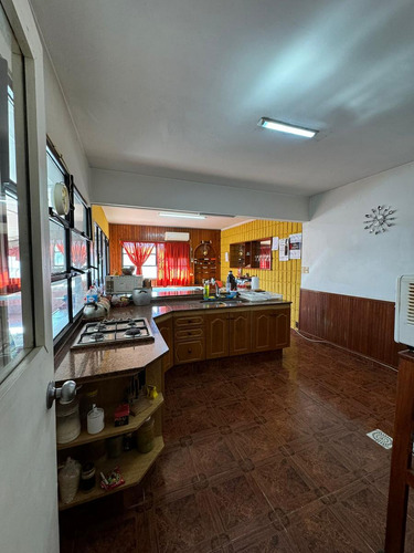 Vendo Casa Muy Amplia, 2 Plantas, 3 Dormitorios, 2 Baños, Barbacoa Cerrada, Excelente Zona.