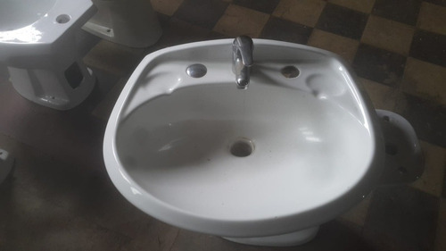 Pileta Baño Con Avería Esta Rajada Con Monocomando 