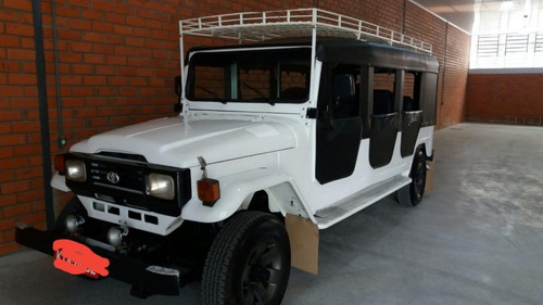 Toyota Jardineira 15 Passageiros
