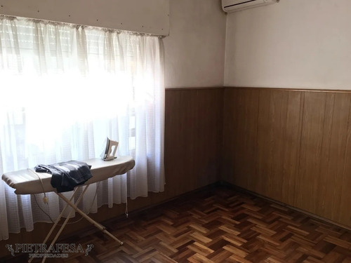 Casa En Venta Con Renta 4 Dormitorios 2 Baños Con Garaje Y Patio- Av. San Martín - Cerrito- Ref: 1424