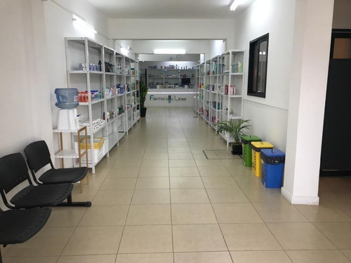Imagen 4 de 9 de Local Refaccionado Con Importantes Dimensiones En Excelente Zona Comercial