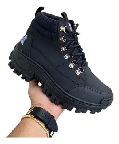 Bota marca sale de trator