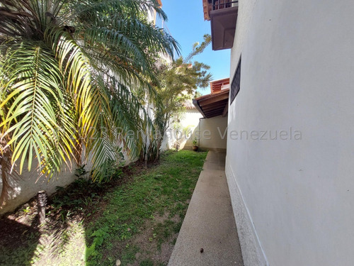 Casa En Venta En Alto Prado Caracas Remodelada Calle Cerrada Terraza