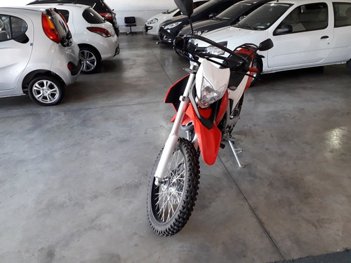 Imagen 2 de 6 de Vendo Moto Corven 250 2017 1 Mano-cross-