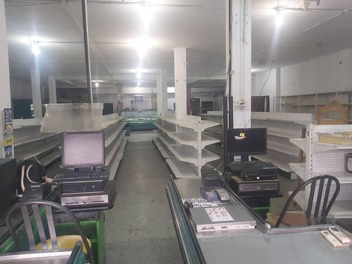 Imagen 2 de 8 de Alquiler De Espacioso Supermercado En Esquina A Pie De Calle En Piñonal, Con Un Frente Amplio Y Visible Y Una Ubicación Privilegiada En Calle De Alto Tránsito