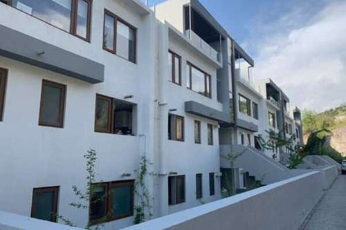 Espléndida Propiedad Con Amplio Jardín Privado.