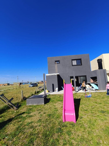 Casa En Venta - 3 Dormitorios 2 Baños - 380mts2 - San Vicente