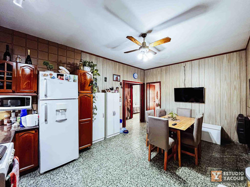Casa En Venta - 2 Dormitorios 1 Baño - Cocheras - 420mts2 - Berisso