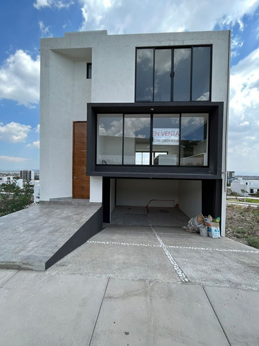 En Venta | Espectacular Casa En Privada Con Casa Club, Nuevo Refugio, Querétaro