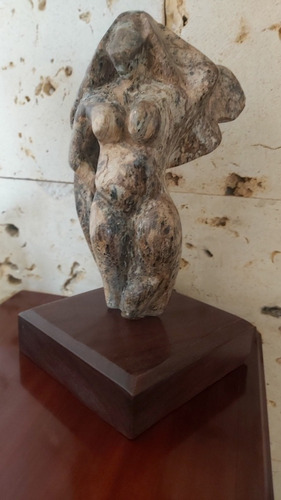 Escultura Mujer Piedra  Base De Madera