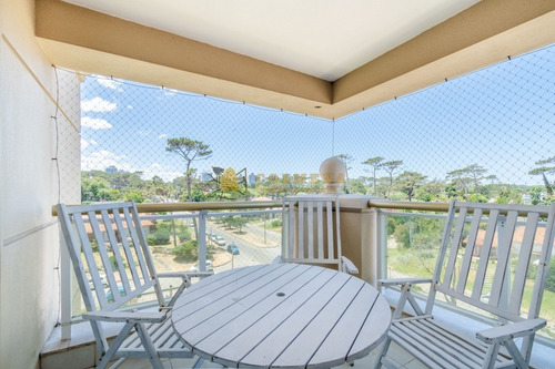 Apartamento De Tres Dormitorios Y Servicio En Alquiler Le Jardin- Ref: 4042