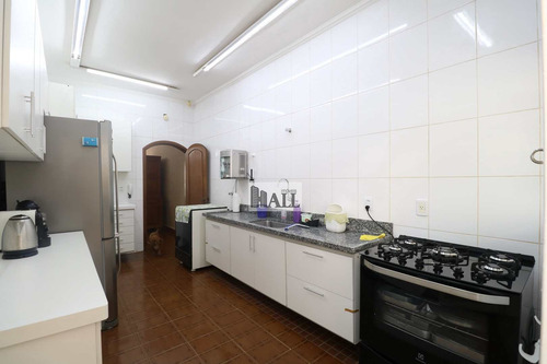Casa Á Venda No Jardim América, 240m² 3 Dormitórios 2 Vagas - V7818