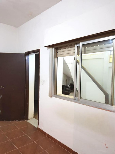 Imagen 2 de 7 de Tipo Casa De 3 Ambientes Al Frente Con Terraza