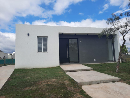 Casa En Barrio Santa Elena En Una Planta Con Pileta, Pilar Del Este