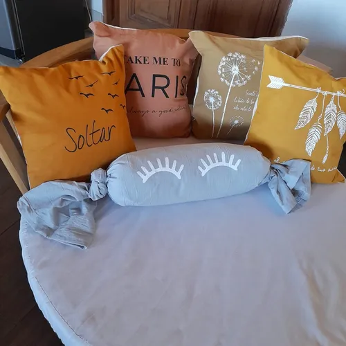 Almohadones en forma de caramelo sale