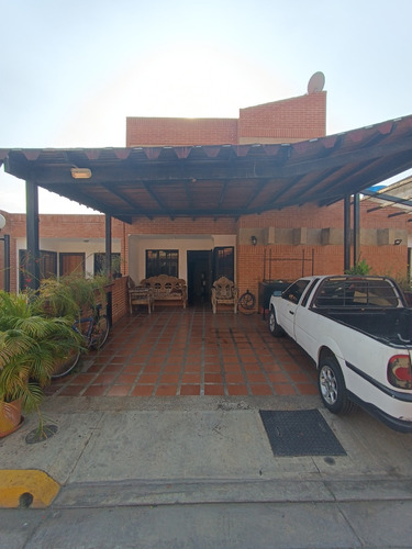Venta De Town House De 2 Plantas En Res. Manantial Dorado - San Diego Inth-100