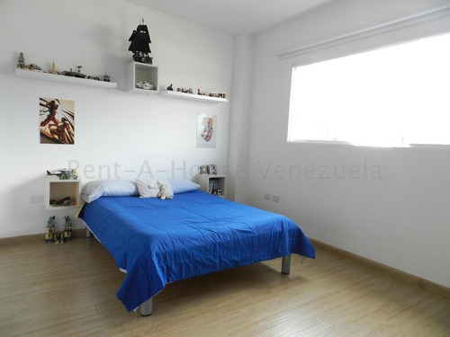 Imagen 10 de 12 de Casa Venta Santa Fe Norte Mls #22-24885 Amplia Casa Remodelada Con Vista Al Avila. Posee Un Comodo Jardin Y Esta Ubicada En Exclusiva Urbanizacion Cerrada