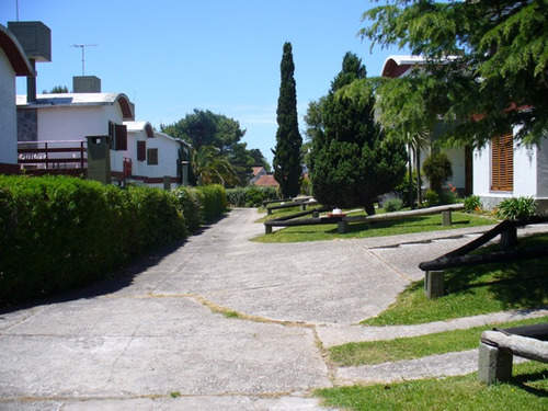 Alquiler Casa 3 Amb - Cochera/parrilla/jardin - Av 4 Y 136