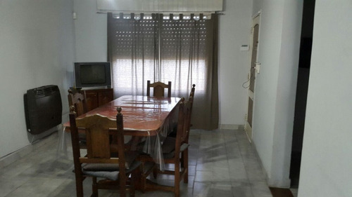 Imagen 2 de 13 de Bloque En Venta Con Casa 6 Ambientes Y Dos Departamentos 2 Ambientes