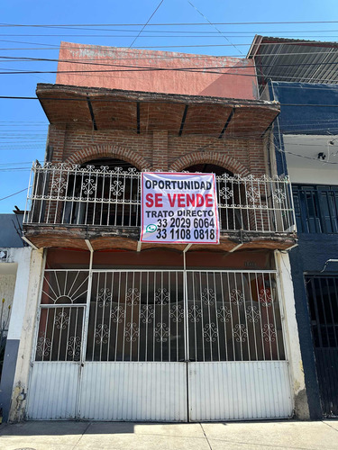 Casa De 5 Habitaciones, 3 Plantas, 2 Baños Completos