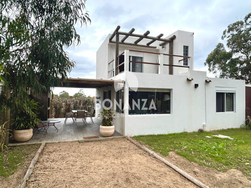 Piriápolis, Punta Fría. Casa En Venta. 500 Metros De La Playa San Francisco. 3 Dormitorios, 2 Baños