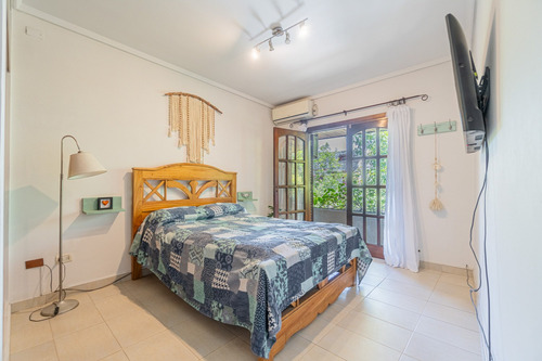 Casa Con Parque Y Pileta En Venta Av. Del Libertador 700, Castelar, Partido De Morón, Pba
