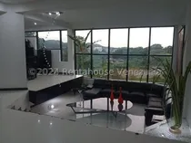 Comprar Hermosa Casa Con Estilo Moderno, De Dos Niveles, Cuenta Con Hall De Entrada, Sala De Estar, Tres Dormitorios Con Baños Y Vestier , Una Habitación Solo Con Baños, Un Medio Baños, Family Room