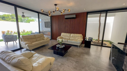 Casa En Venta Con Paneles Solares En Privada Residencial Parque Natura, Merida.