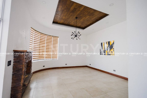 Casa En Venta Con Alberca, En Fraccionamiento Hacienda Santa Fe Chihuahua, Chih.