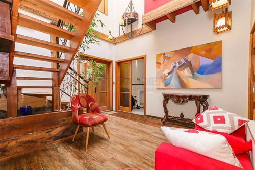 Casa En Venta De 7 Dorm. En Providencia