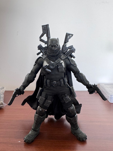 Batman Grim Knight Mezco 1:12 Collective (Usado)