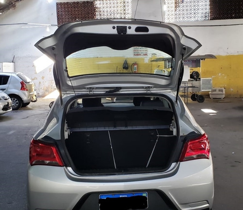Imagem 7 de 10 de Chevrolet Onix