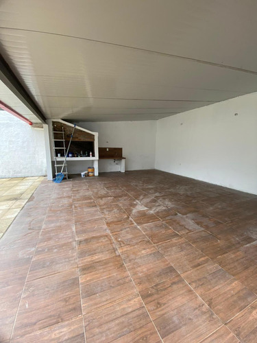 Vendo Casa Amplia Y Luminosa 3 Dormitorios, 3 Baños, Amplio Terreno Con Piscina. Medanos De Solymar A 3 Cuadras De La Playa