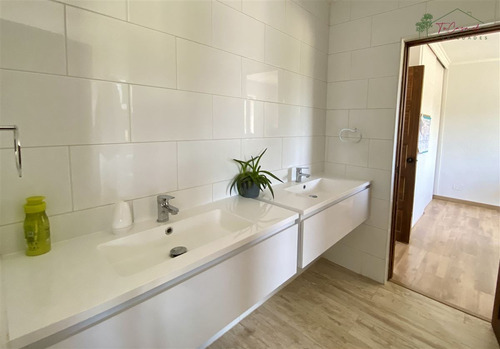 Casa En Parcela Arriendo 5d/4b En Condominio En Carampangue